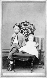 Porträt eines Jungen und eines Babys